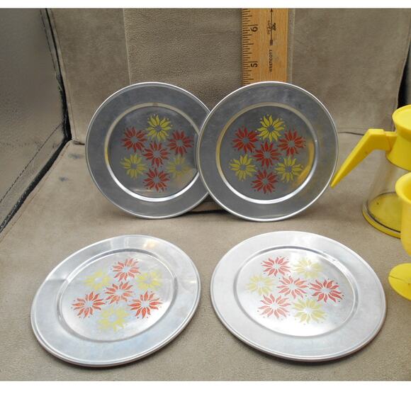 Vintage Aluminum Specialty Co./Chilton Yellow Coffee Pot, Tin Plates, & Cups - Picture 8 of 16